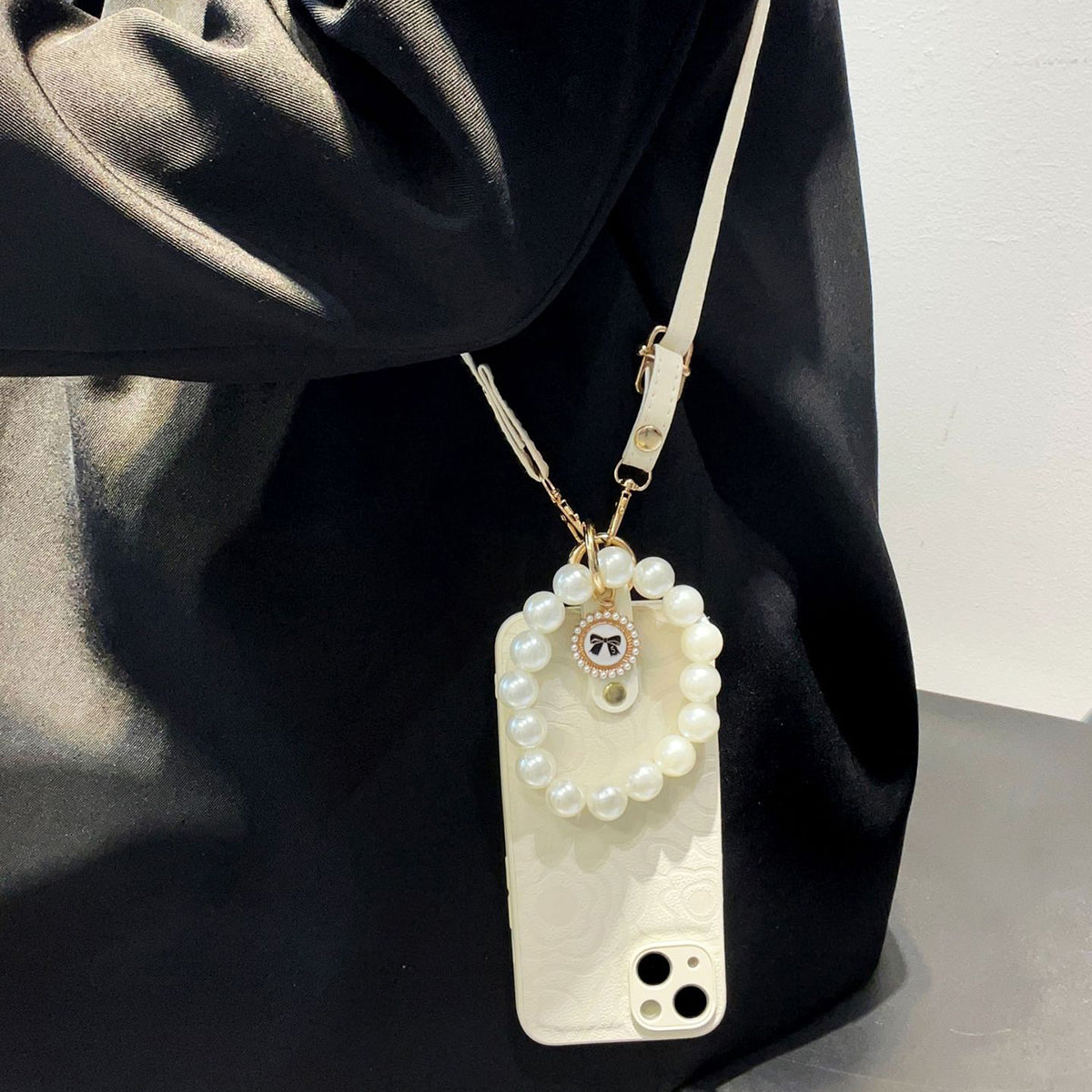 For iPhone 14 Anti-Scratch Cover Camellia Pattern Pearl Chain TPU PU Leather Phone Case with Shoulder Strap For iPhone 14 Anti-Scratch Cover Camellia Pattern Pearl Chain TPU PU Leather Phone Case with Shoulder Strap
